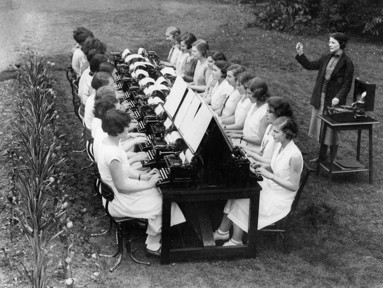 Outdoor typewriting class for secretaries, 1932.