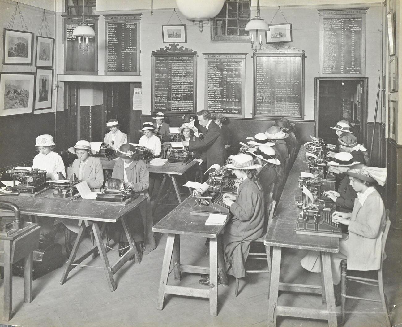 Women's typewriting class at Blackheath Road Evening Institute, London, 1914.