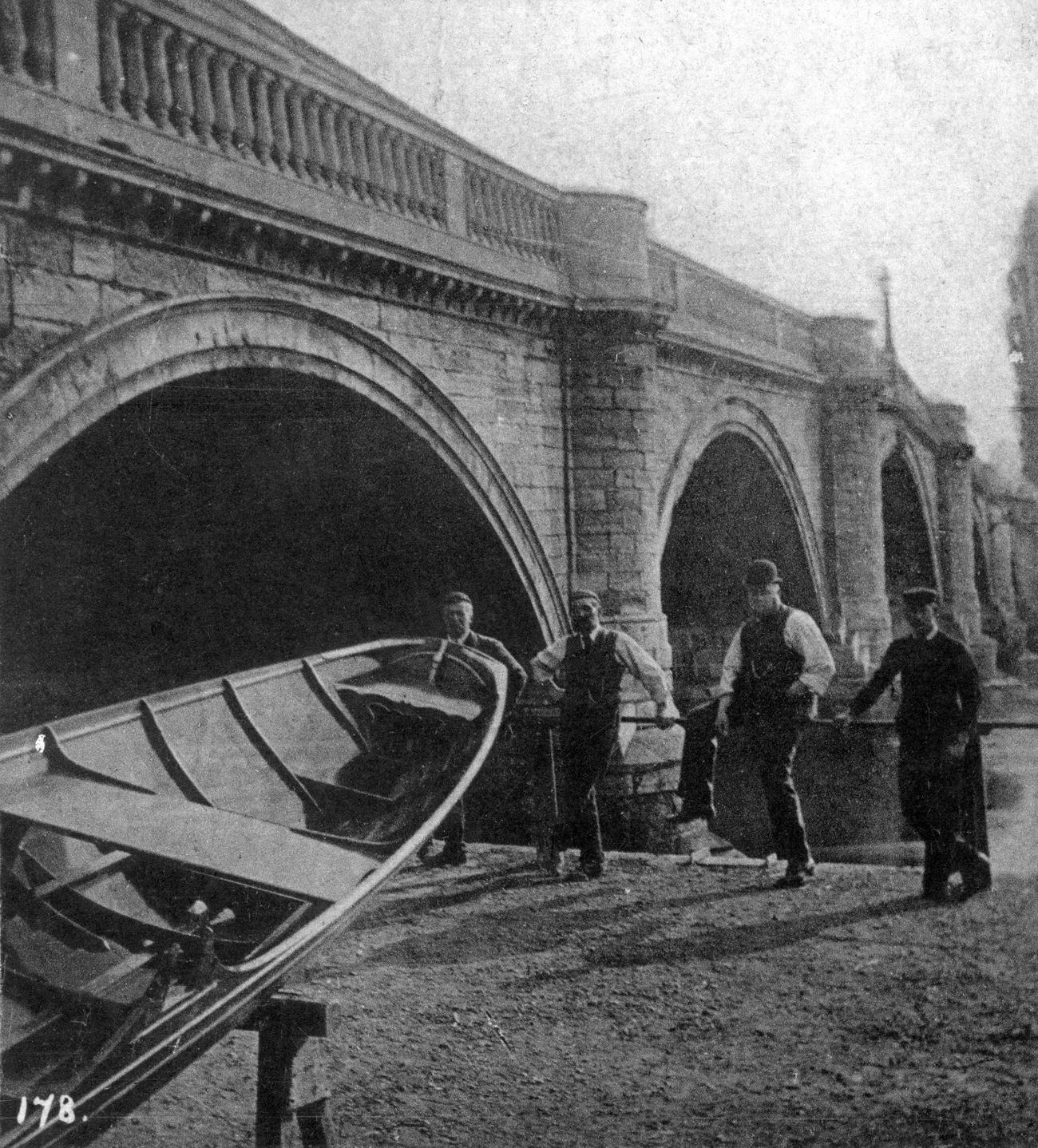 Richmond Bridge in London, 1900s