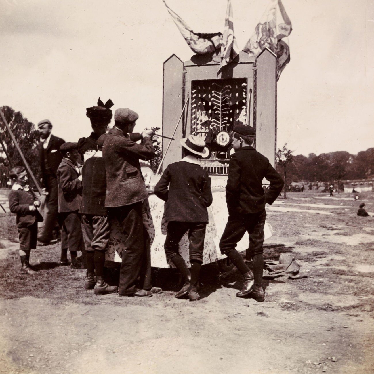 Man aiming at clay tobacco pipes at a fairground, circa 1898.