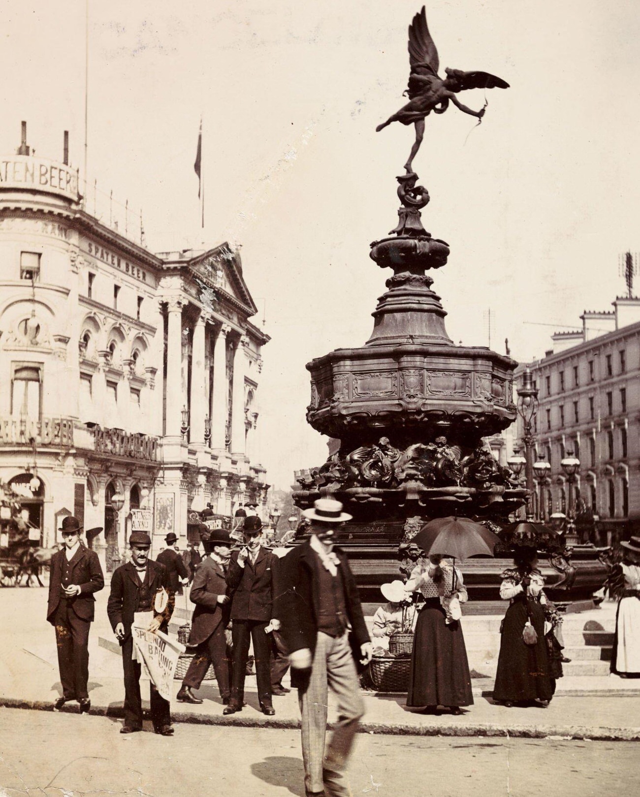 Piccadilly Circus, London, with the statue of Eros, circa 1900.