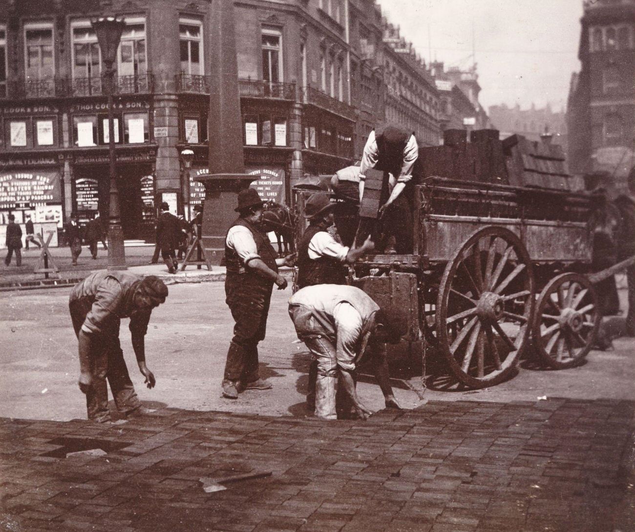 Road repair work in Ludgate Circus, London, 1900.