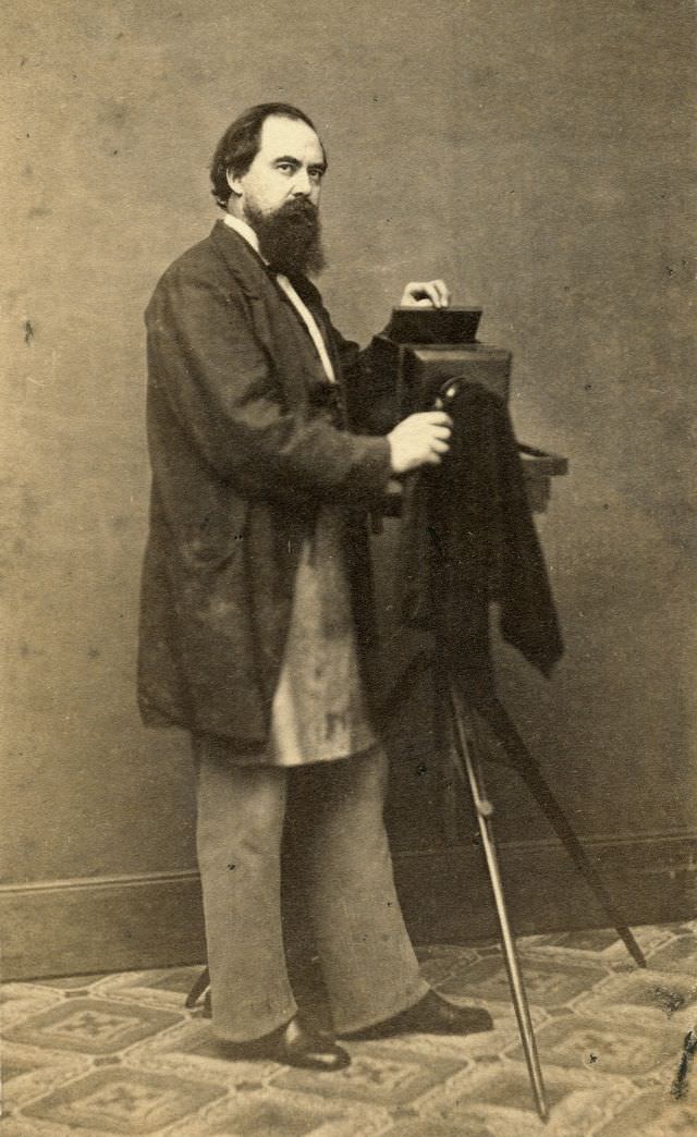 A photographer with camera and soiled apron