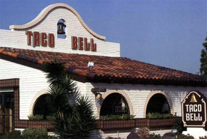 Taco Bell with old logo, 1983.