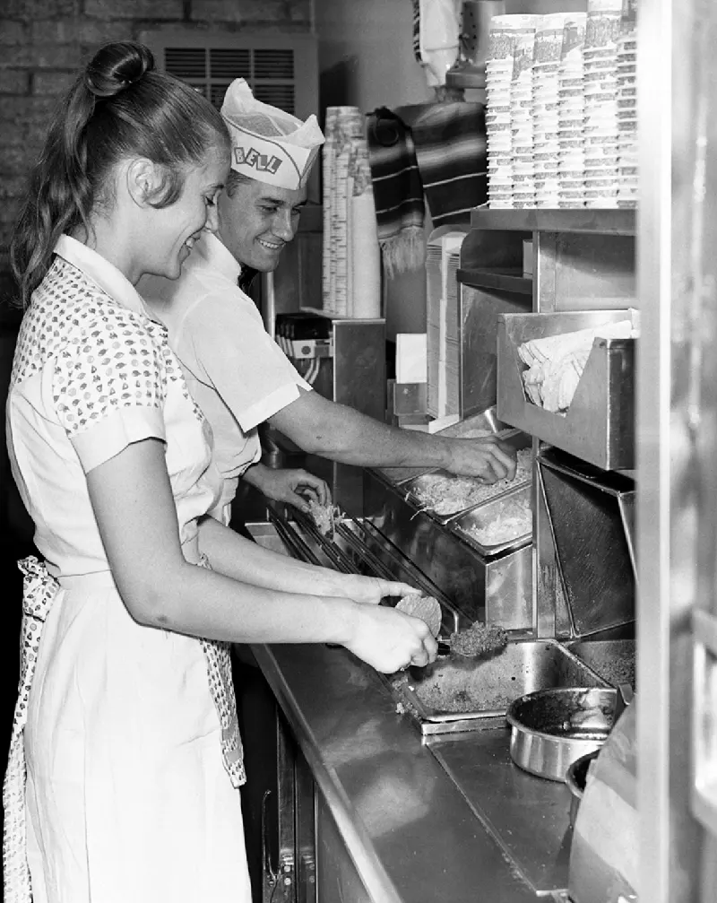 Taco Bell goes public, 325 restaurants, 1970.