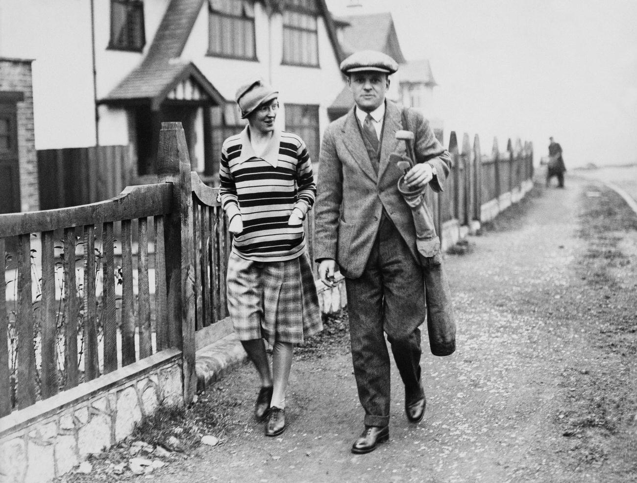 Couple going to play golf, Keystone-France photo.