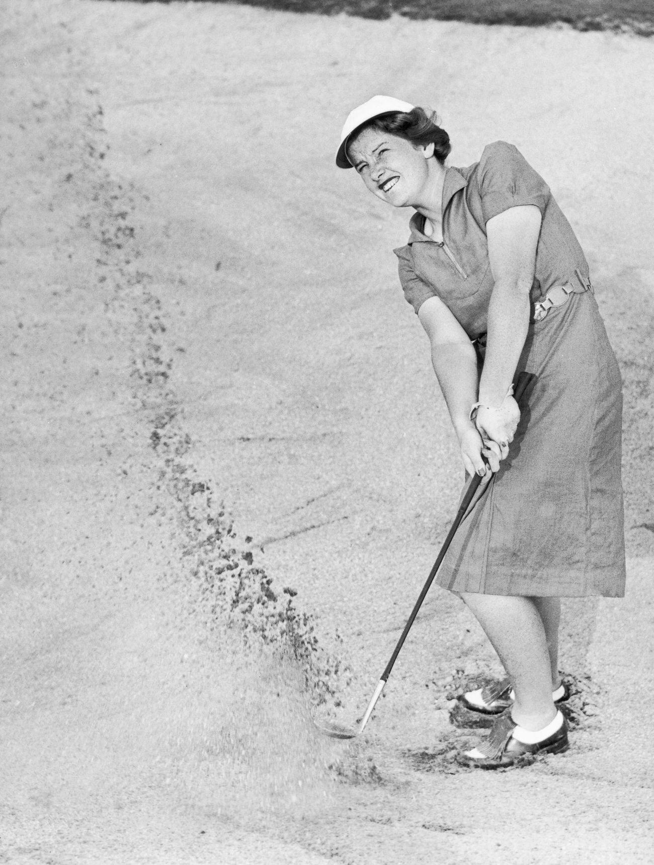Woman playing golf, Keystone-France photo.