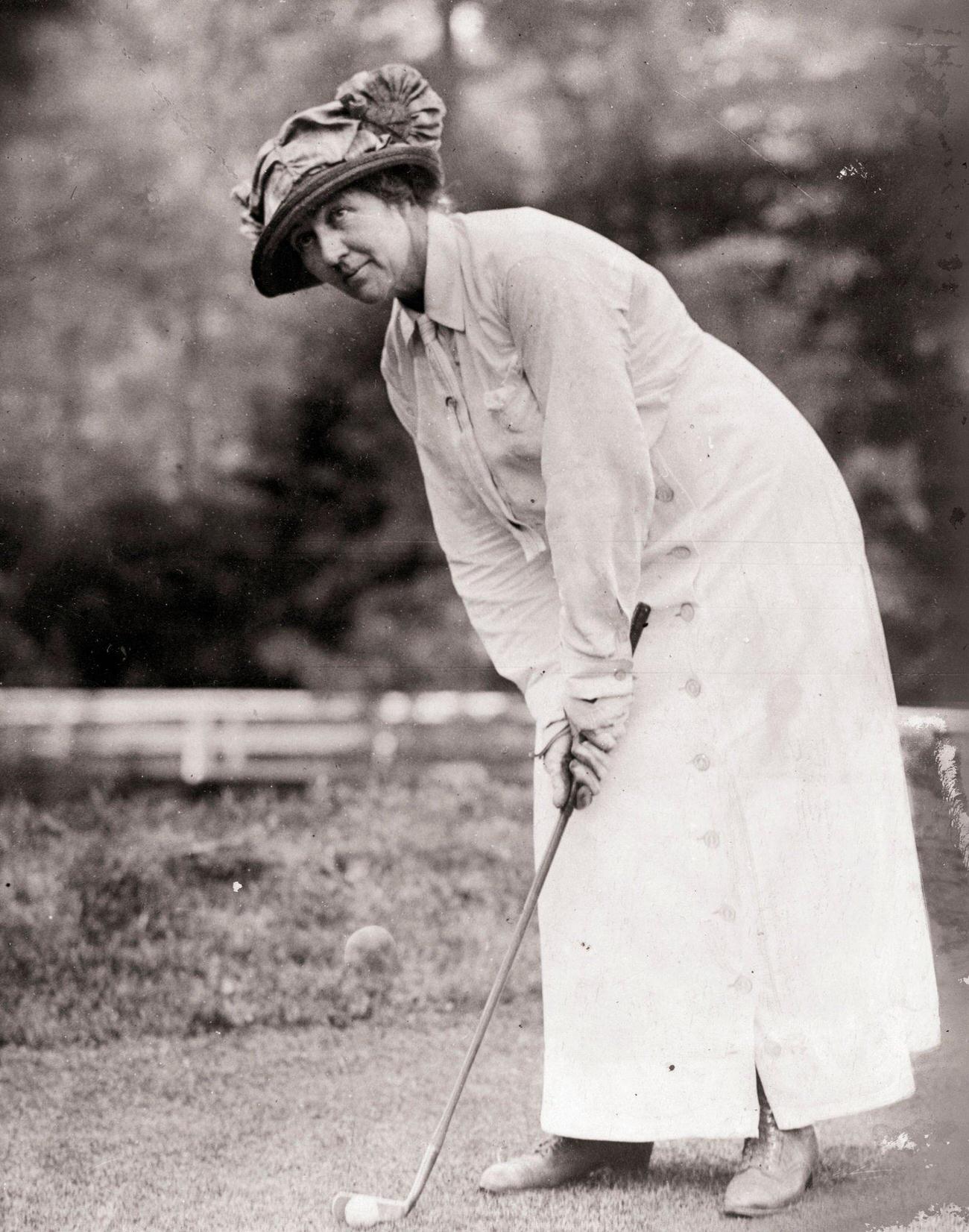 English woman golfer, circa 1905.