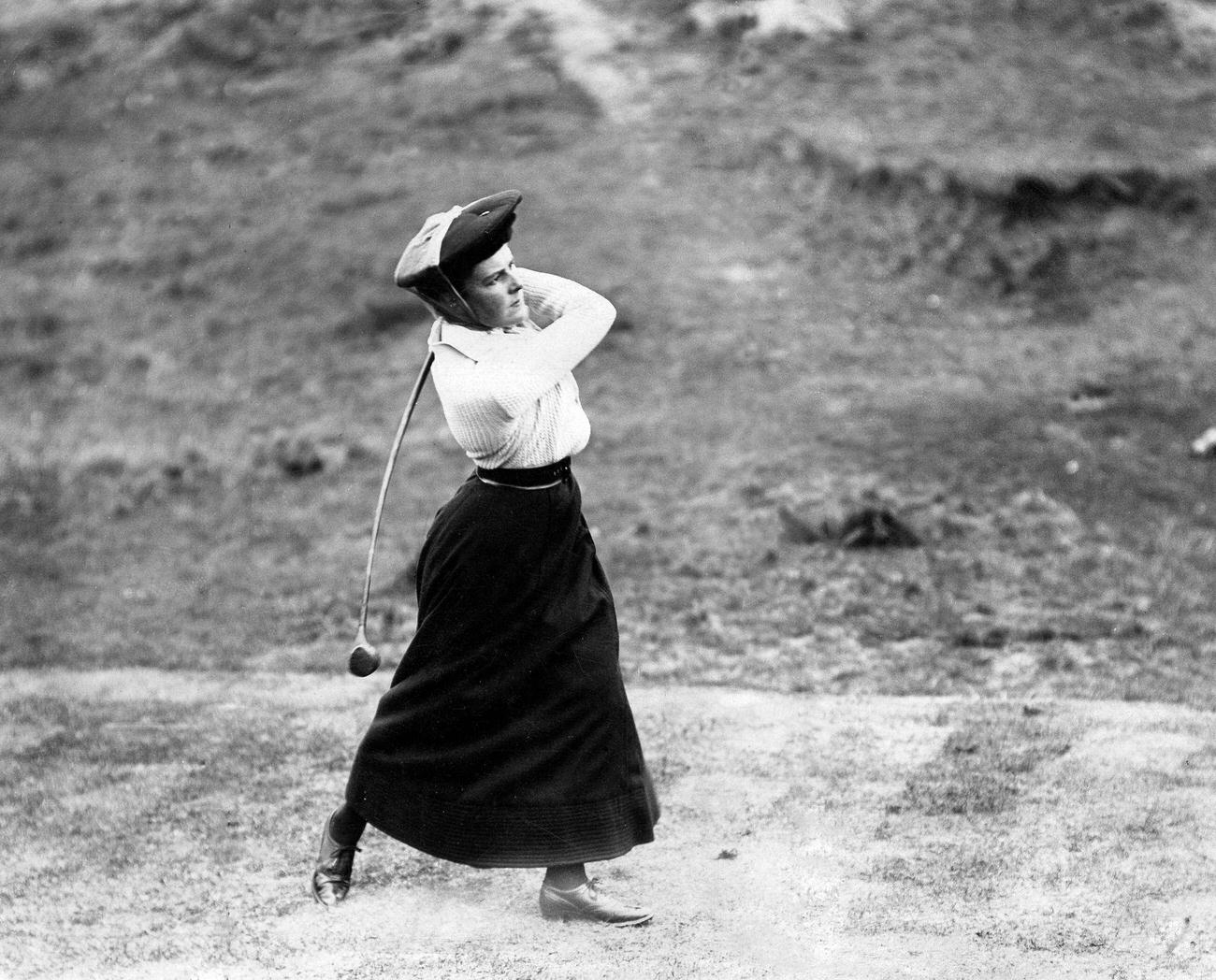 Woman playing golf, 'Praktische Berlinerin,' 1906.