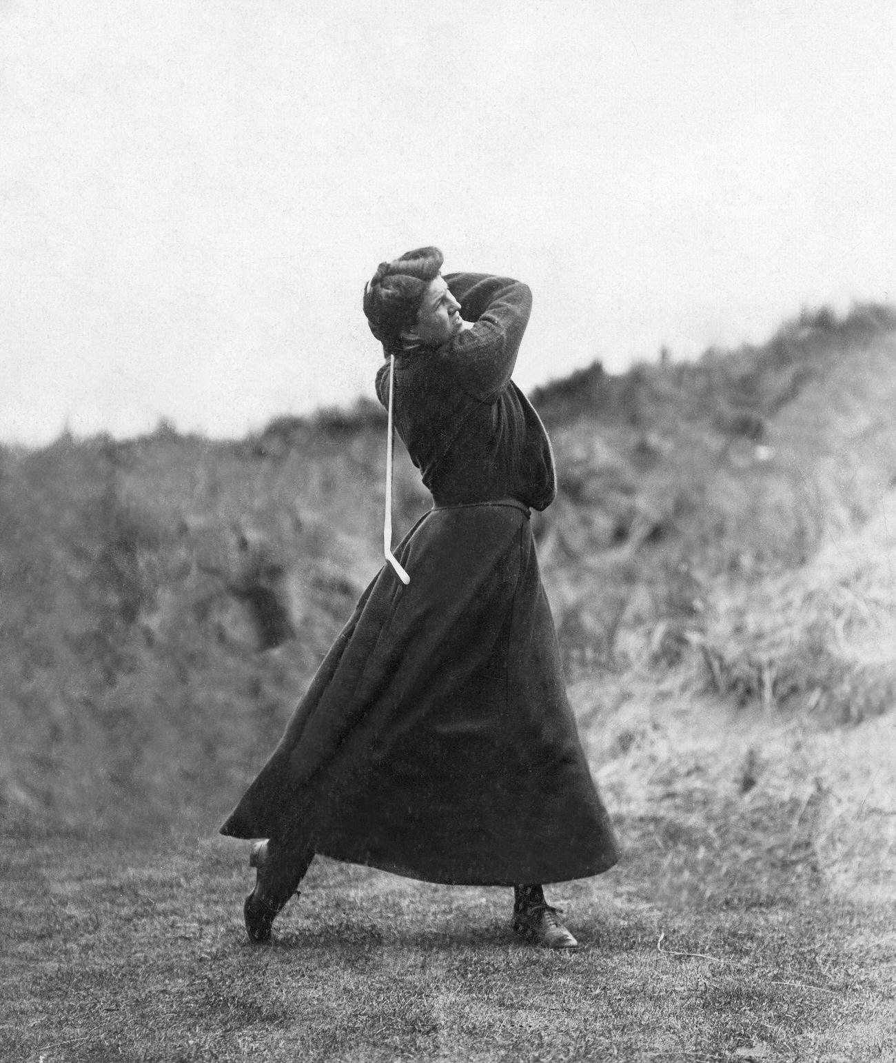 Woman playing golf, 'Praktische Berlinerin,' 1906.