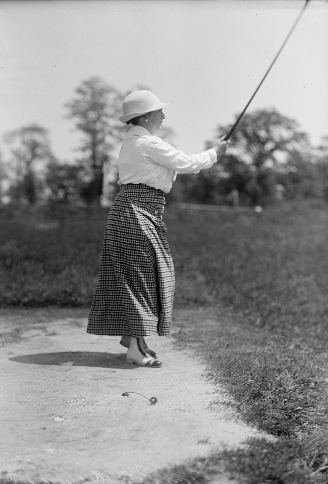 Mrs. L.O. Cameron playing golf, 1913, artist Harris & Ewing.