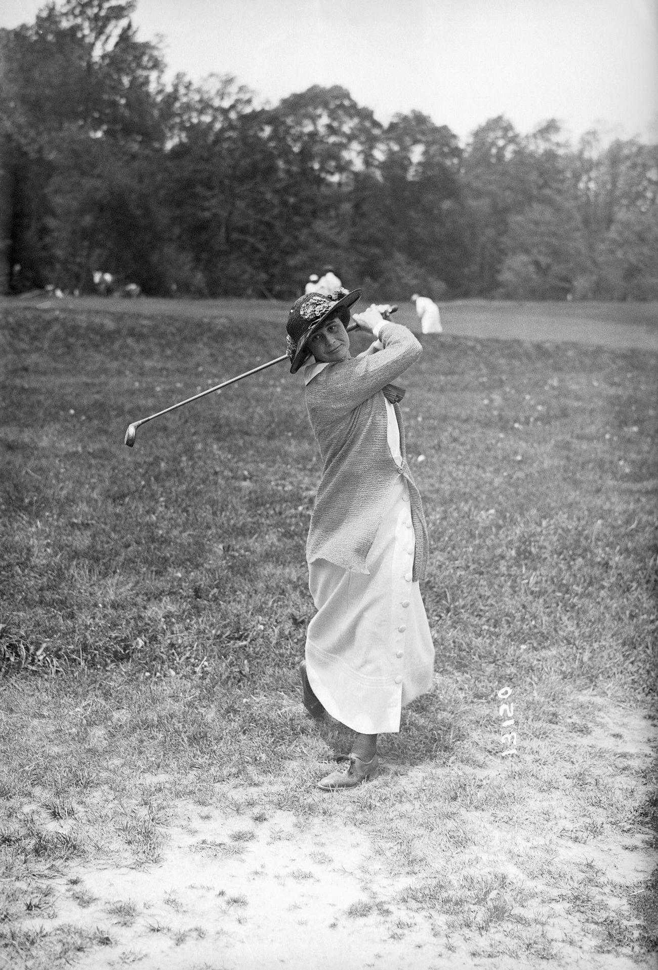 Lillian B. Hyde at Women's Metropolitan Golf Championship, West Orange, NJ, 1914.