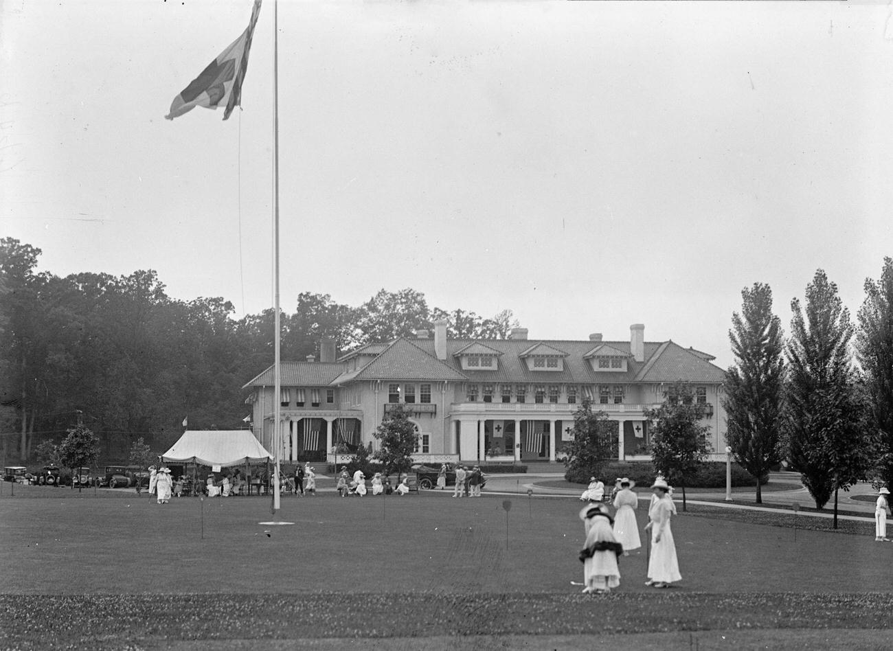 Women playing golf, Columbia Country Club, 1917.