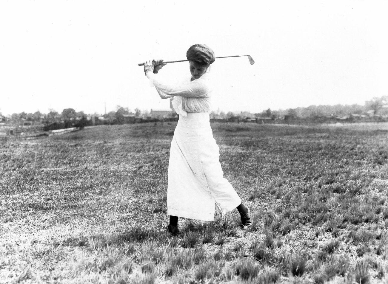 Woman playing golf, Berlin Golf Club Westend, 1919, photographer: Conrad Huenich.