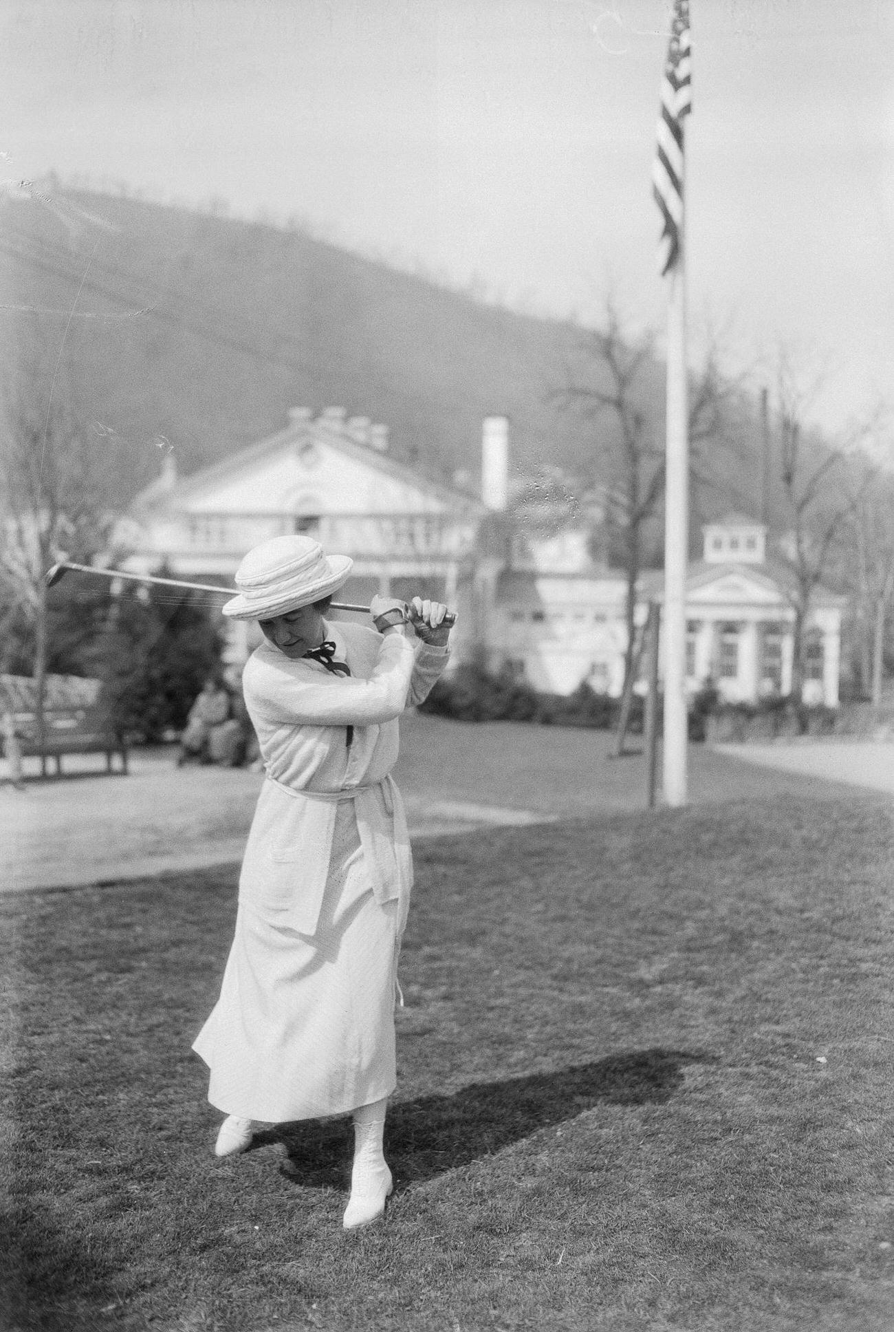 Mrs. Ed Steedman golfing, vacationing at Hot Springs, Va.