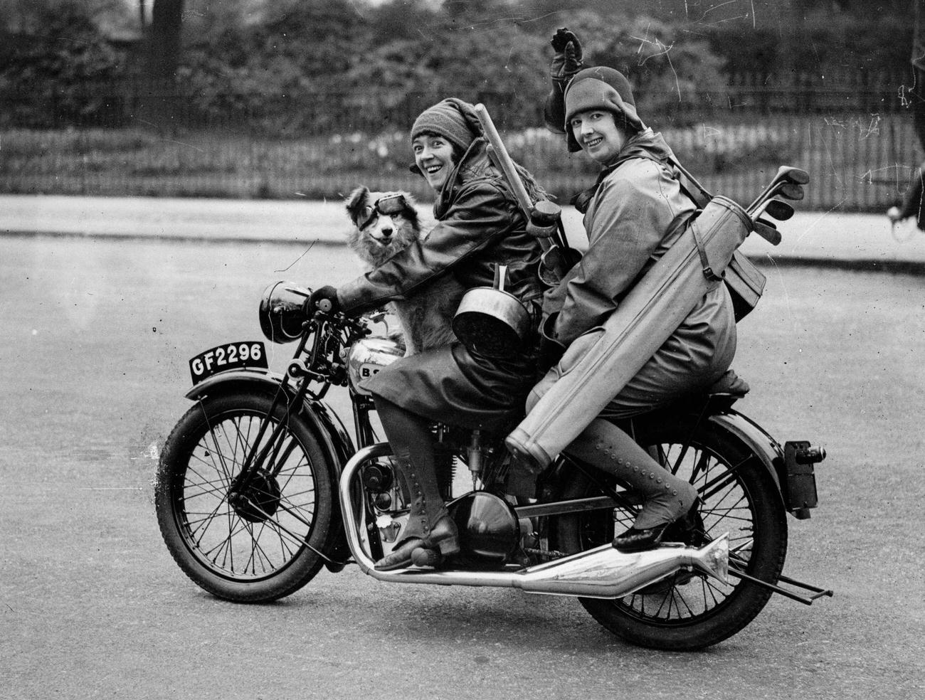 Londoners leaving for Easter holiday break, circa 1930.