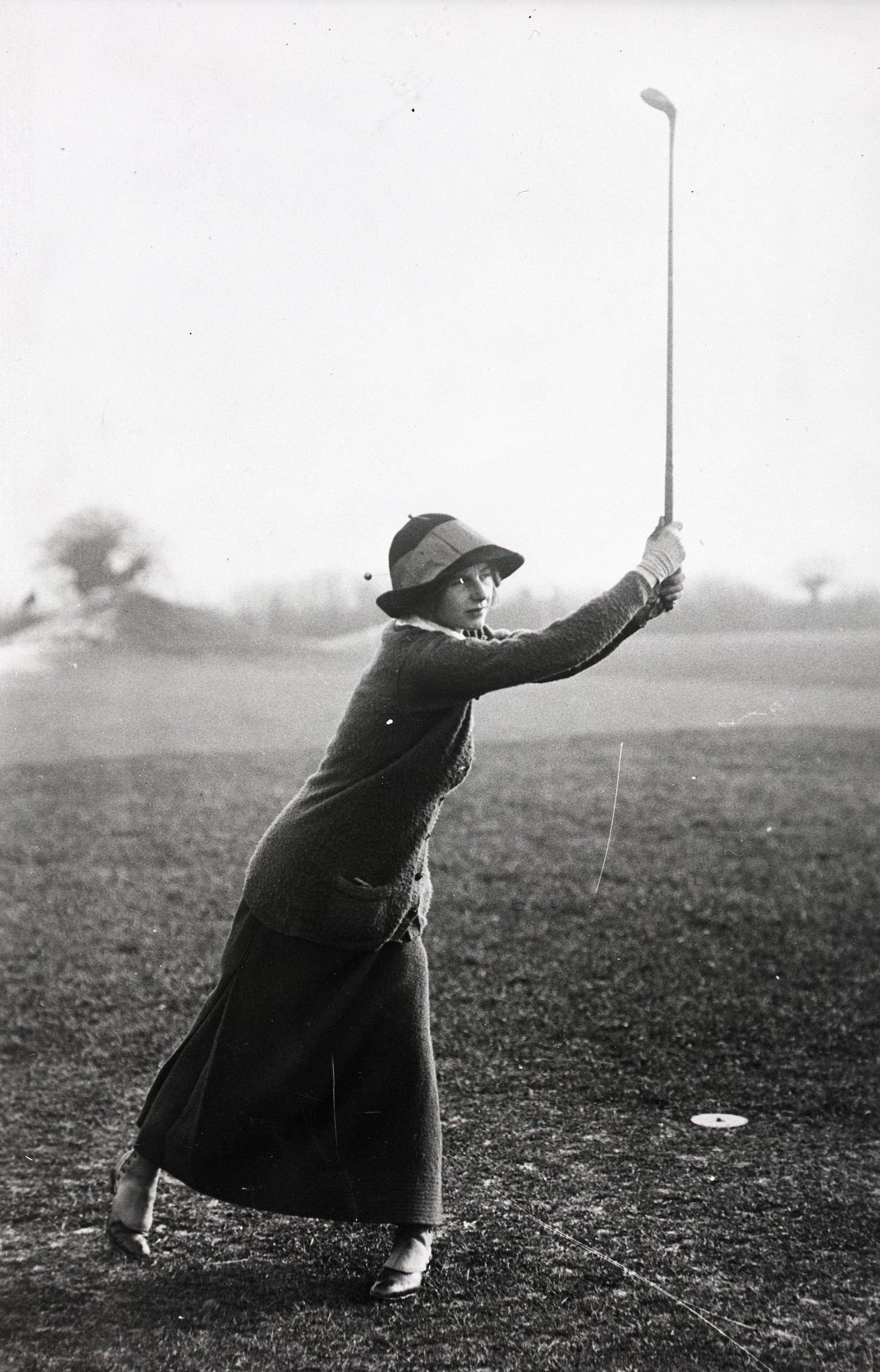 English woman golfer, early 20th century.