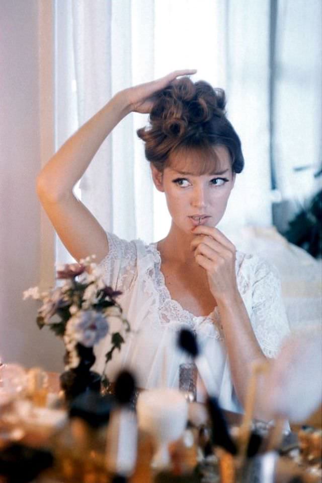 Dolores Hawkins pinning up her hair, New York, November 1959.