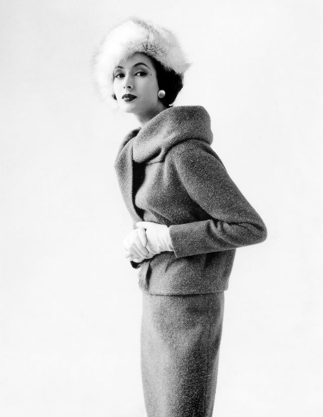 Gitta Schilling in suit by Uli Richter, August 1958.