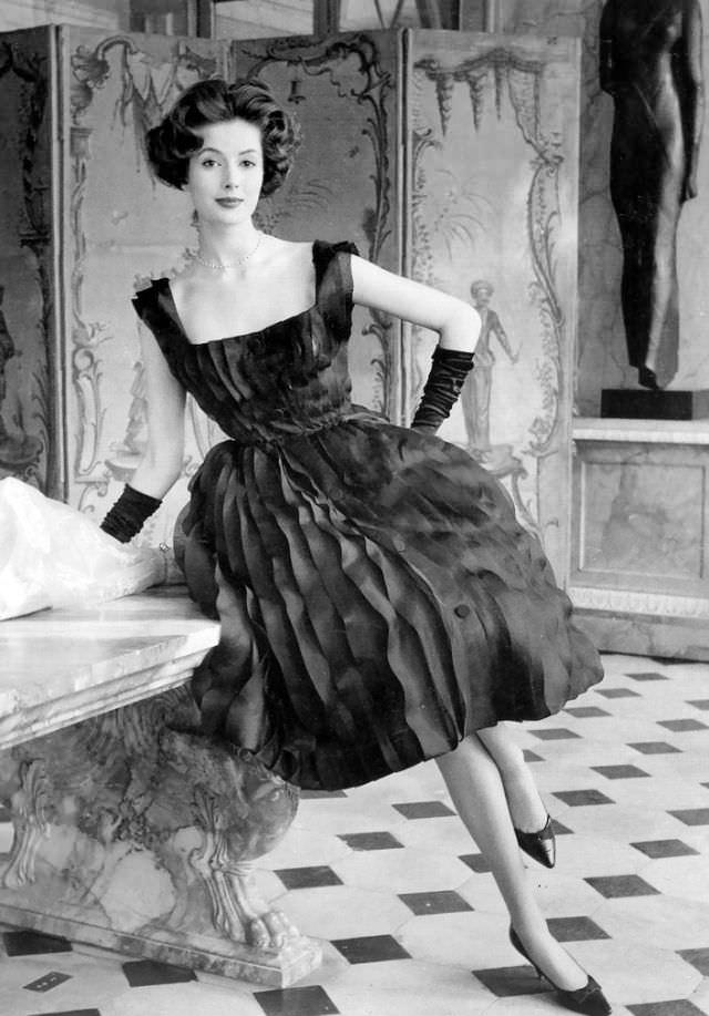 Gitta Schilling in Balmain’s “Perle Océane” cocktail dress, spring 1959.