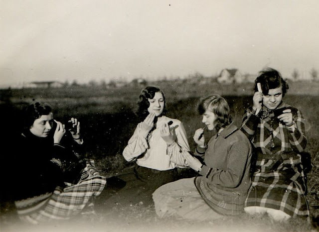 Alfresco makeover day, 1930s