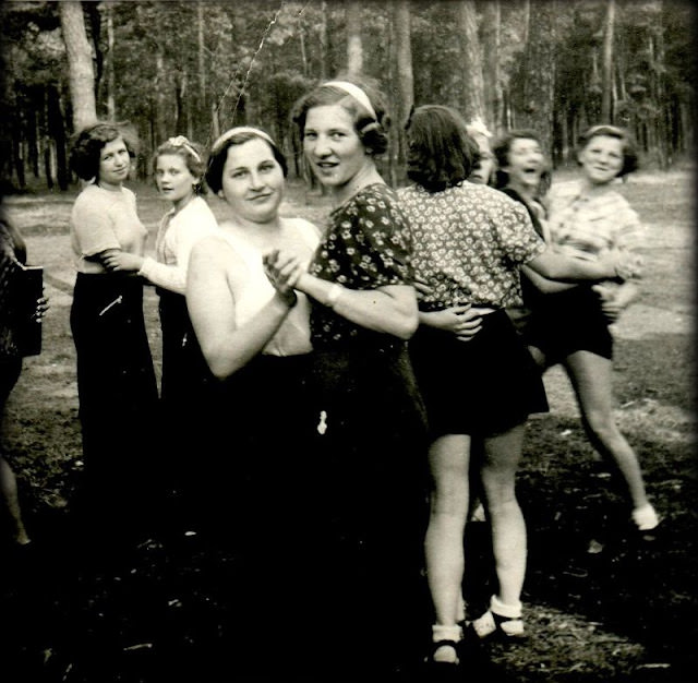 Dance girls, 1930s