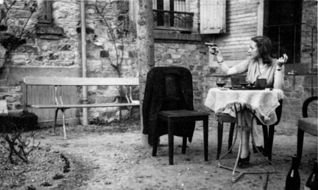 Hooneey, could you bring me some coffee?, 1940s