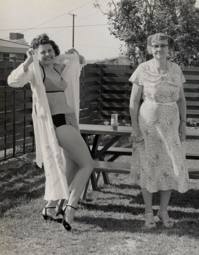 Granny flasher, 1950s