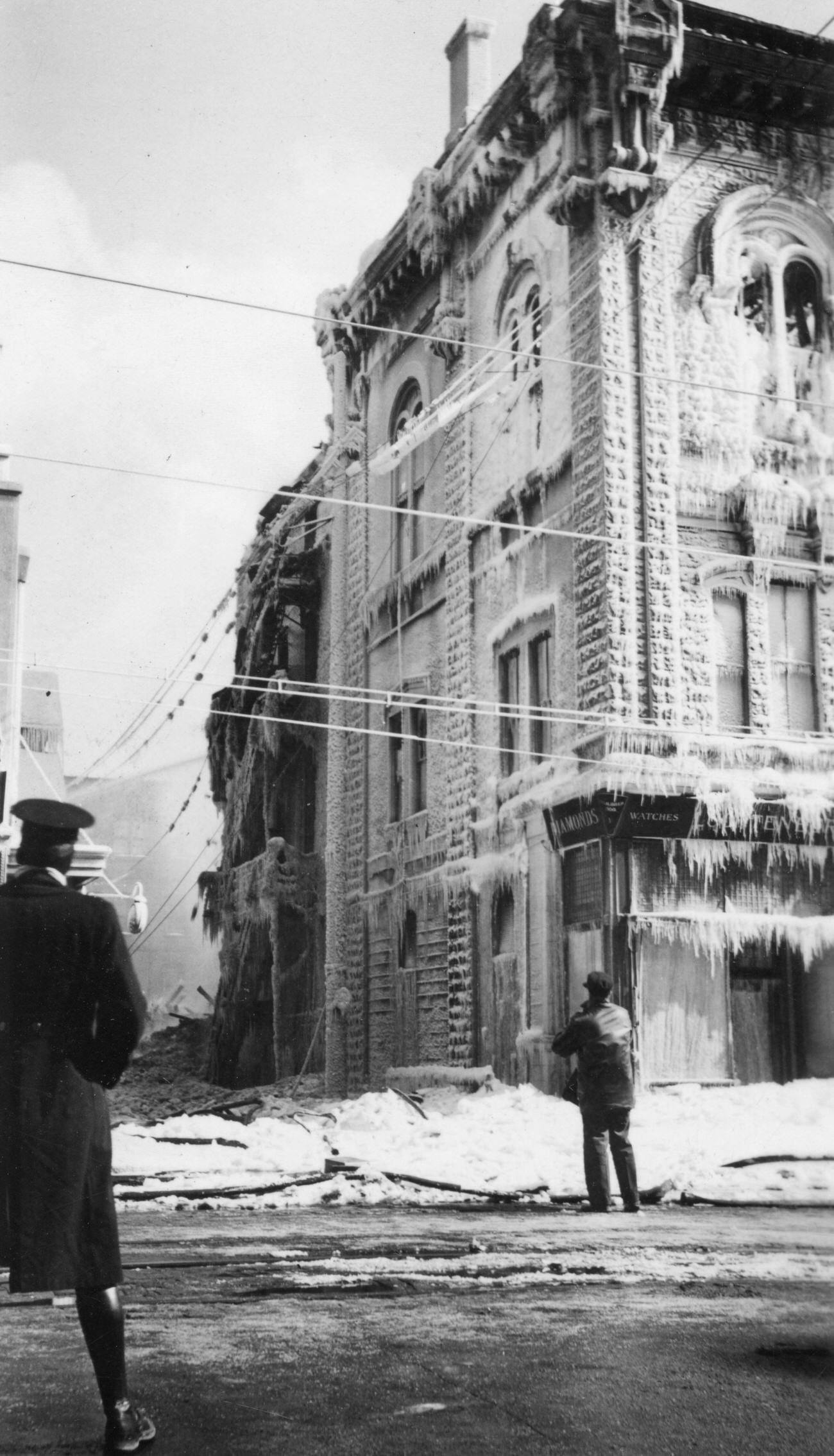 Oddfellows Hall building fire in 1936, with firefighter casualties, 1936.