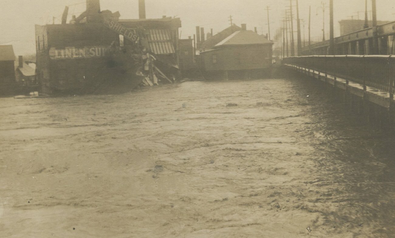 West side of the Scioto river at the Broad Street Bridge during the 1913 flood, March 25, 1913.