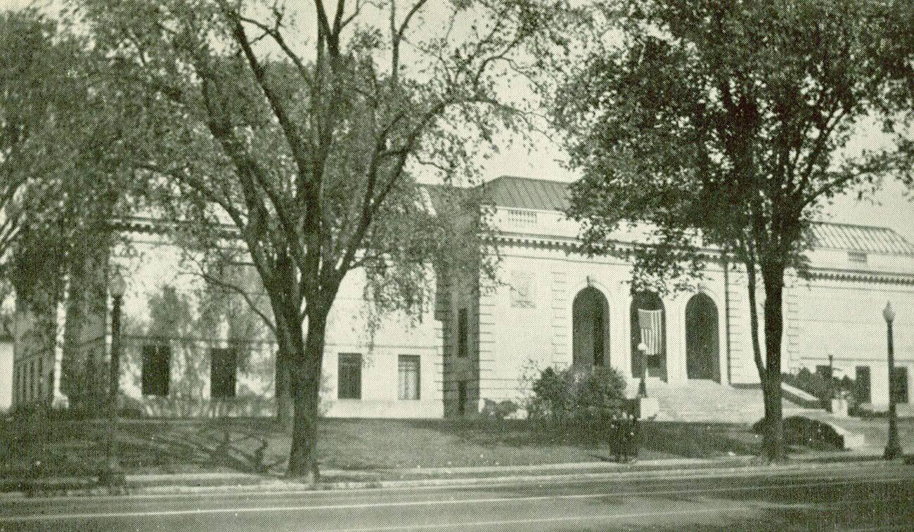 Front view of the Columbus Museum of Art at 480 East Broad Street, 1900s