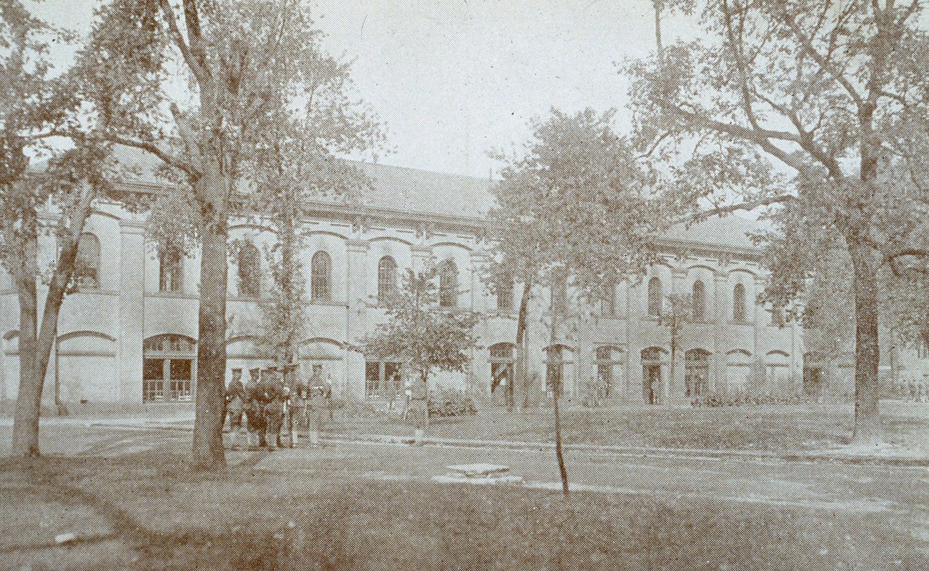 Soldiers at the 10th Company headquarters at Fort Hayes barracks, 1918