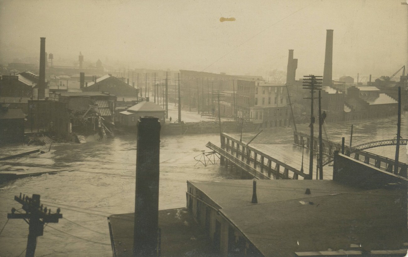 Broad Street looking west during the 1913 flood, wreckage of the Broad Street Bridge, 1913.