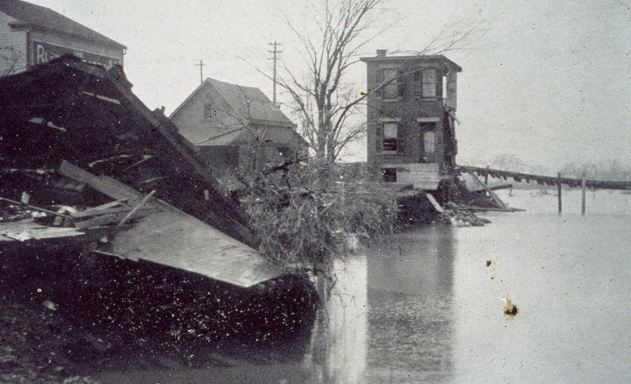 Broken levee from the 1913 flood, North Sandusky Street, 1913.
