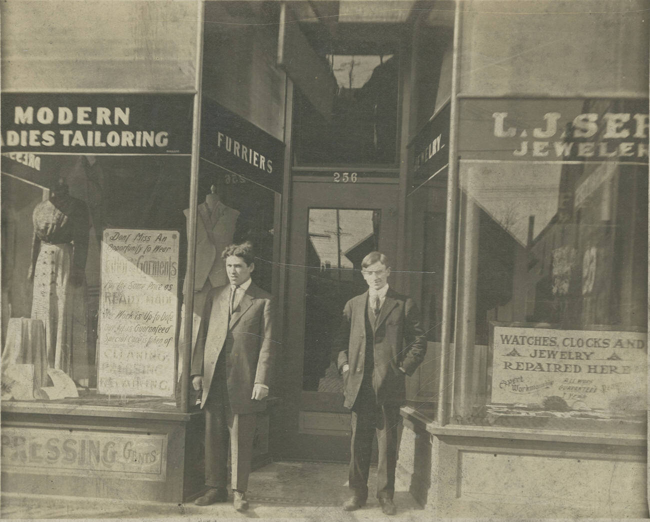 Storefronts of Borofsky Tailoring and L.J. Seff Jewelers at 256 East Main Street, 1909.