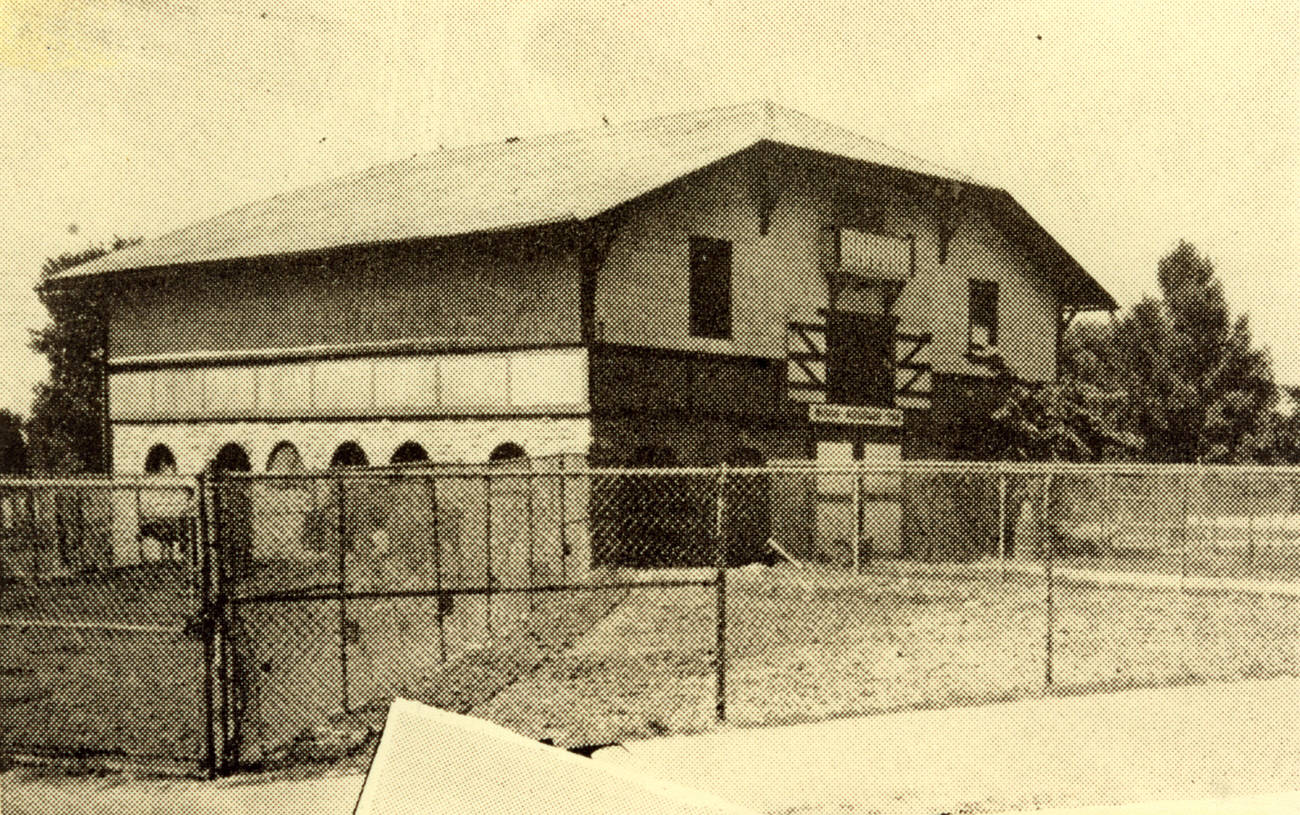 Black and white photograph of a barn at the Columbus Zoo, 1953.