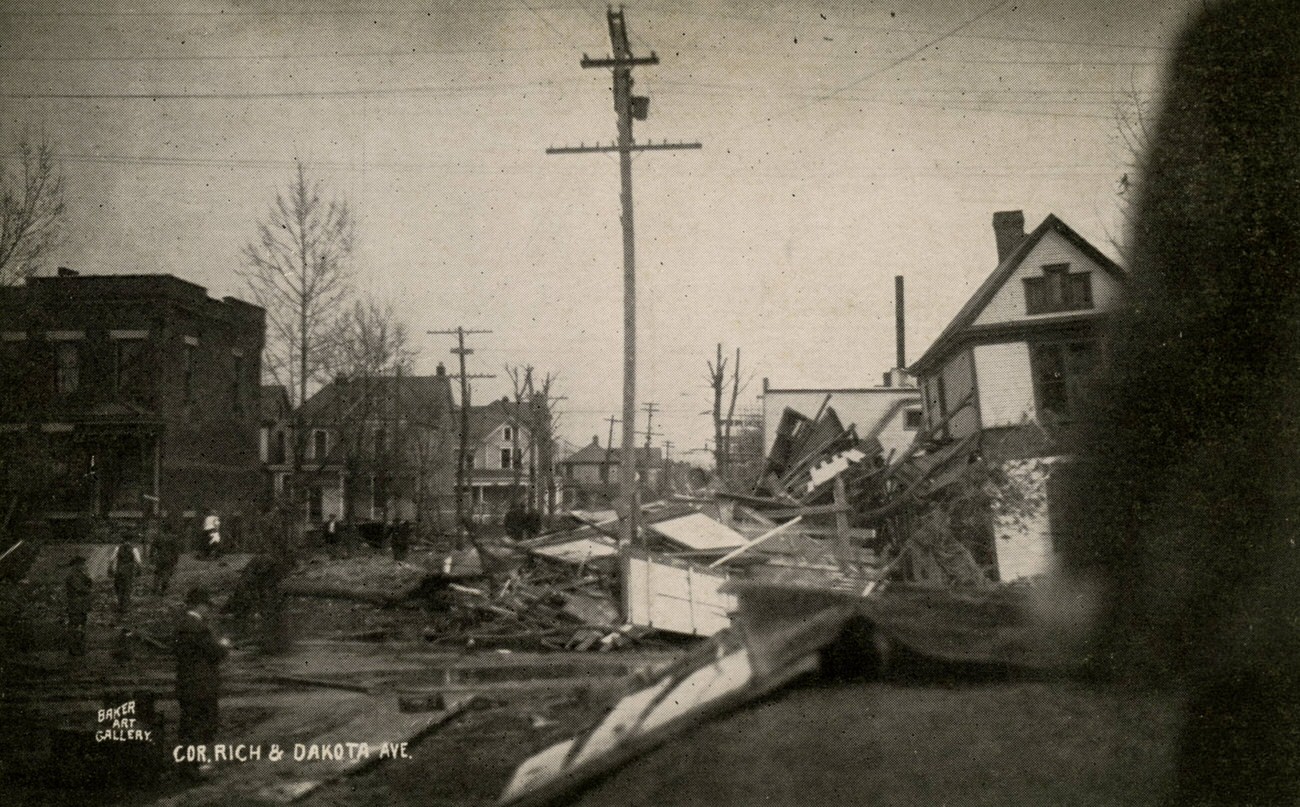 The 1913 flood at the corner of Rich and Dakota Avenue, Columbus, 1913