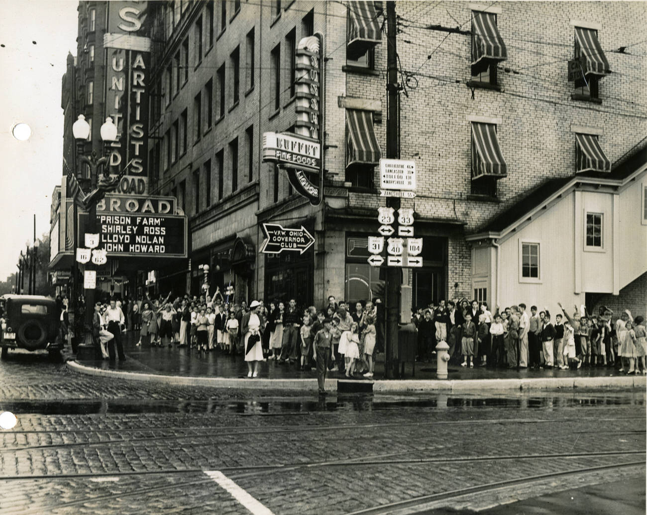 Crowds outside of the Loew’s Broad Theater, Columbus, for "Prison Farm" in 1938.