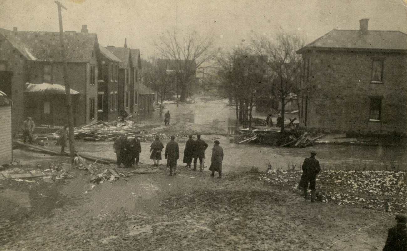 Flood on Davis Avenue, south from Broad Street, Columbus, 1913