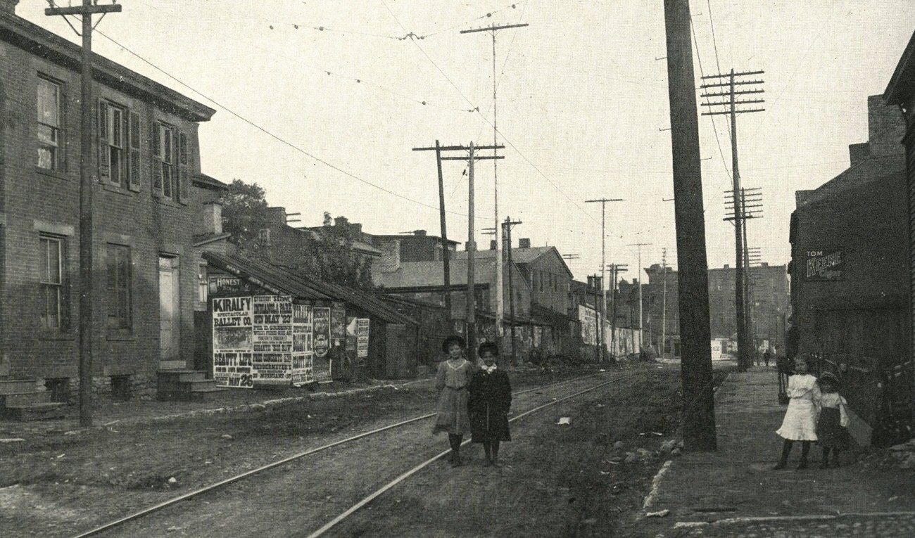 Downtown Columbus area with children, 1908.