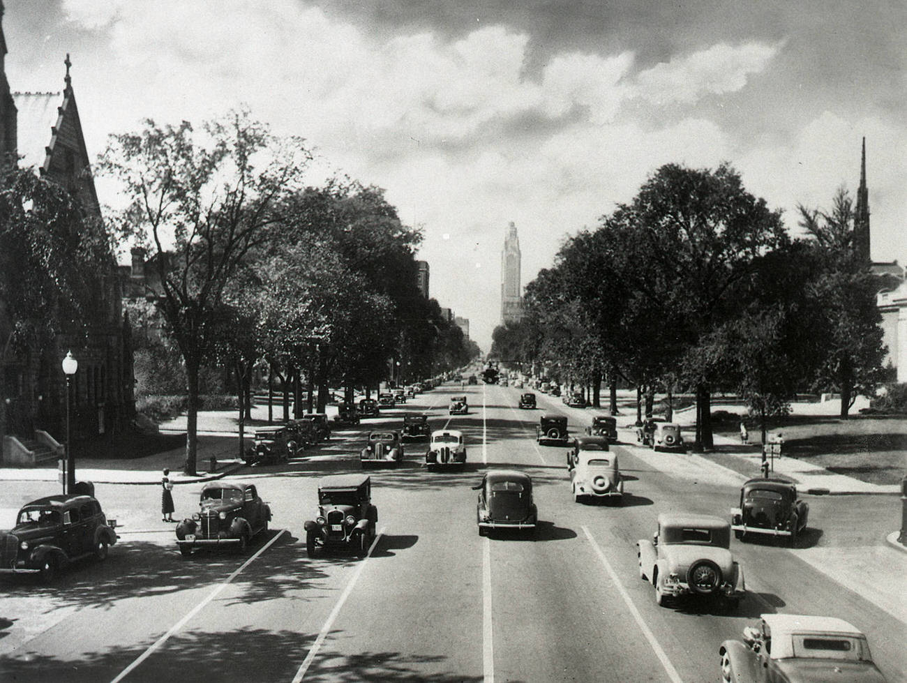 View west on East Broad Street from Washington Avenue, Columbus, 1938.