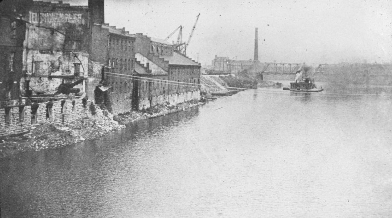 Dredge clearing Scioto River near Broad Street Bridge, 1880s.