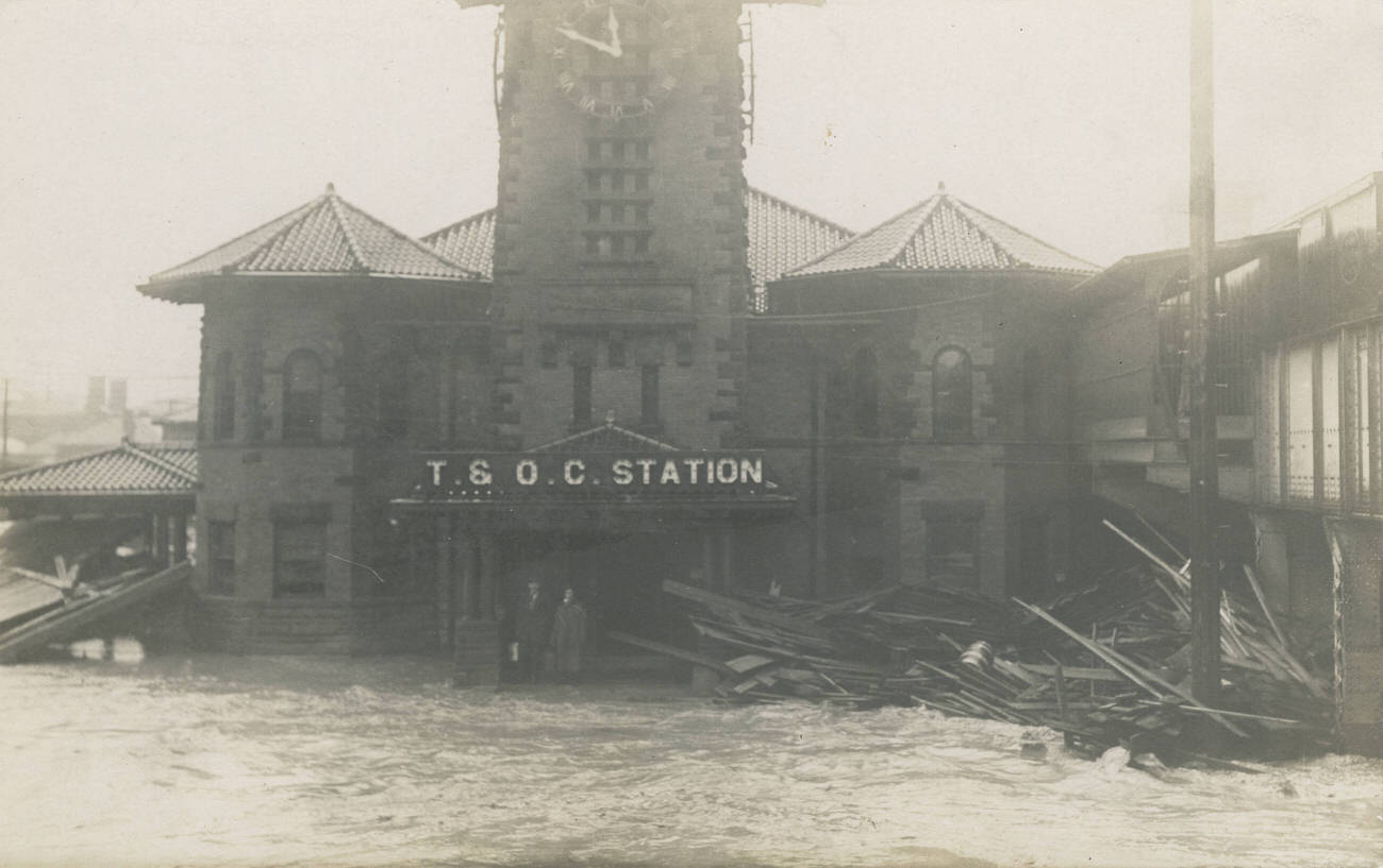 Flood damage at the Toledo and Ohio Central Railroad Station, Columbus, 1913.