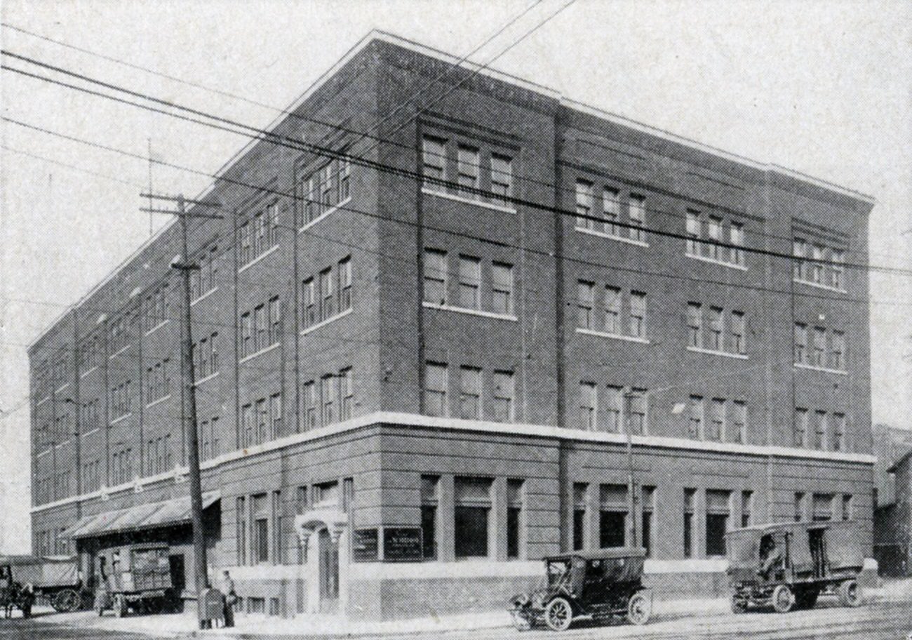 G. W. Bobb Company, a wholesale grocer, building construction at Neilston and Naghten Streets, 1916.