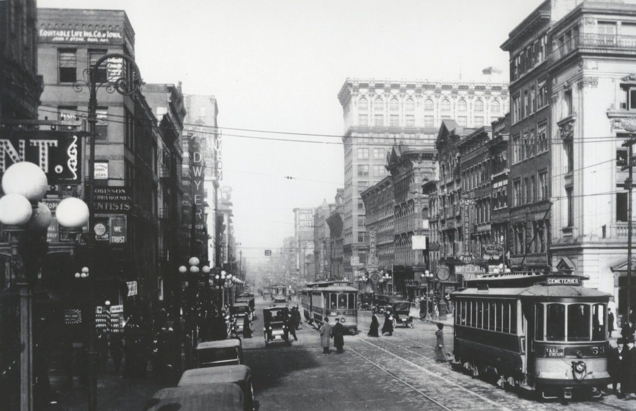North view from Gay Street on North High Street, Columbus, 1913.