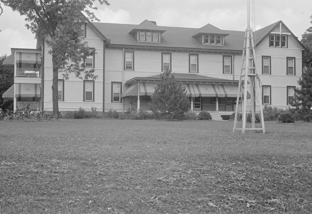 Hartman farm's main house, established in 1890 and known for Peruna patent medicine, 1938.