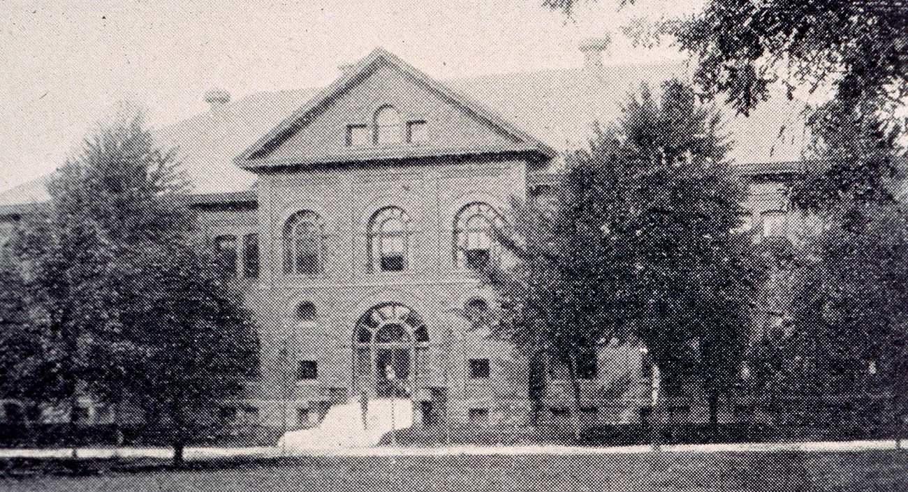 Headquarters and Mess Hall at Columbus Barracks, later Fort Hayes, 1918.