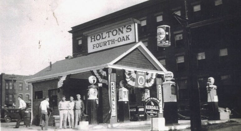 Holton's Fourth-Oak Service Station in Columbus, owned by Lou Holton from 1930 to 1941, circa 1935.