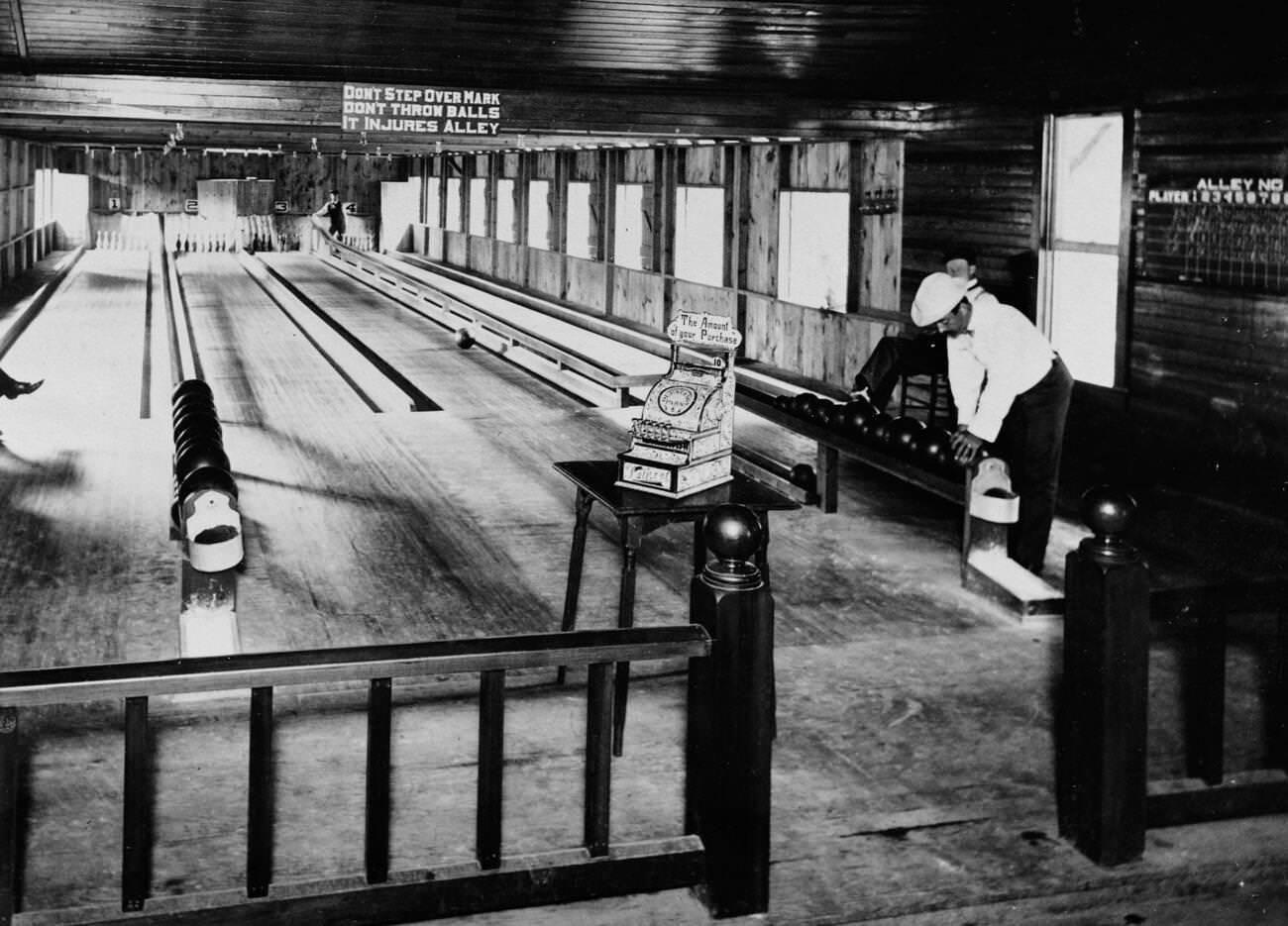Olentangy Park bowling alleys, Columbus, 1907