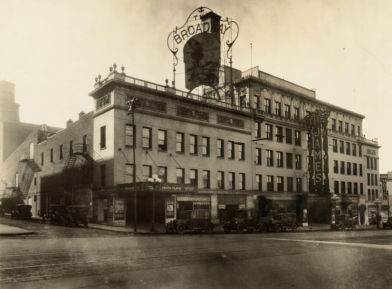 General view of the James Theater and businesses at the Broadway Building, Columbus, 1910s